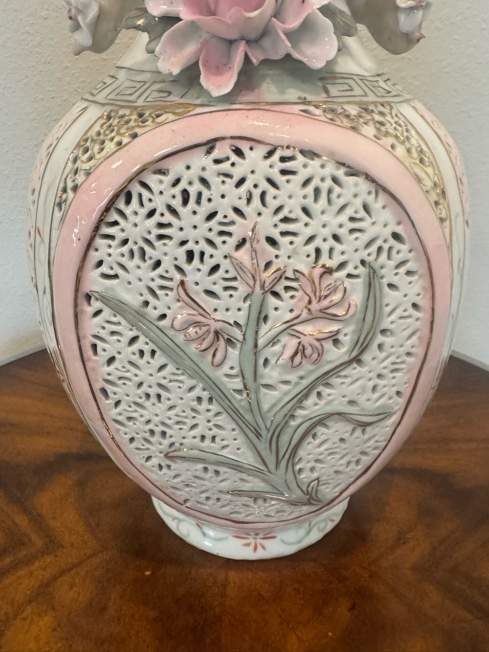 Beautiful vintage Chinese reticulated vase with birds, butterflies and flowers - Picture 12 of 16